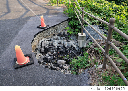 自然災害で壊れた道路 106306996