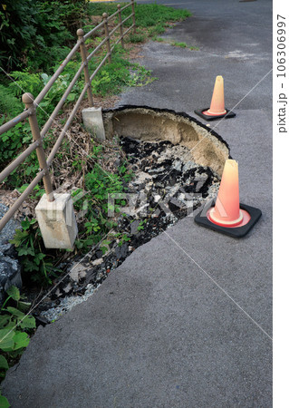 自然災害で壊れた道路 自然災害で壊れた道路 106306997