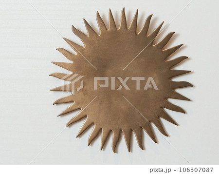 太陽の形をした銅の板 106307087