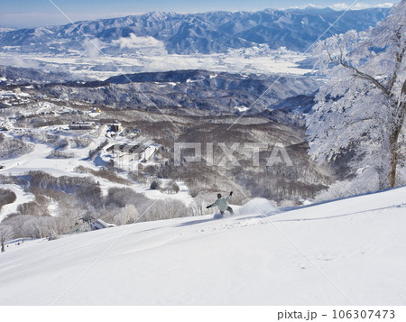 冬の斑尾高原スキー場 未圧雪の上部ジャイアントコースを滑るスノーボーダー 冬の斑尾高原スキー場 未圧雪の上部ジャイアントコースを滑るスノーボーダー 106307473
