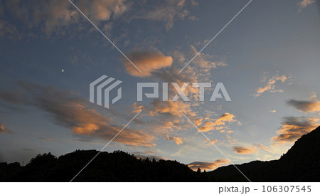 富山山間部の夕暮れ　八尾町　富山県　南砺市　利賀村　山　雲　空 106307545