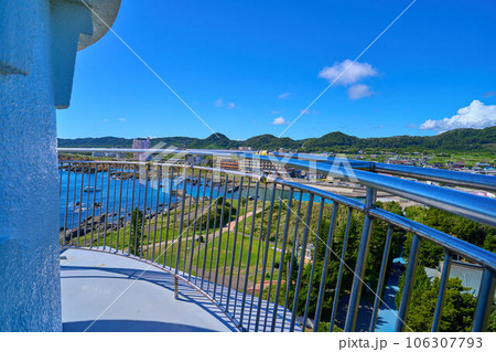 千葉県南房総市白浜の野島埼灯台の展望デッキから北側の眺望(野島漁港,野島崎公園西駐車場など) 106307793