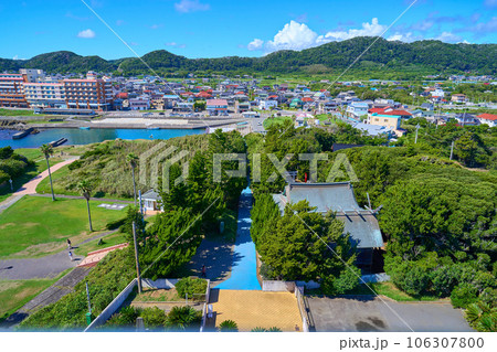 千葉県南房総市白浜の野島埼灯台の展望デッキから北側の眺望(野島漁港,野島崎公園西駐車場など) 106307800