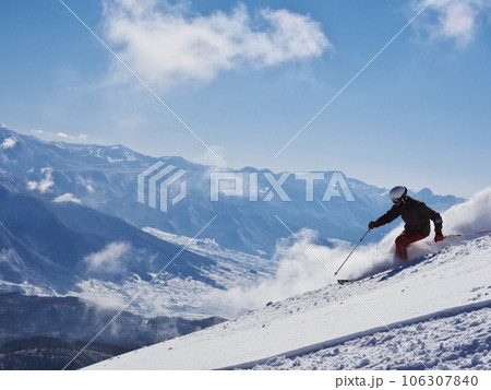 冬の斑尾高原スキー場 未圧雪の上部ジャイアントコースを滑るスキーヤー 冬の斑尾高原スキー場 未圧雪の上部ジャイアントコースを滑るスキーヤー 106307840