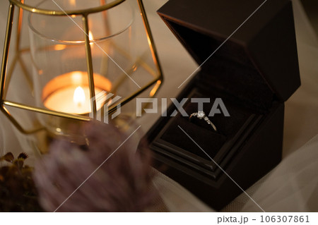 婚約指輪とキャンドル　engagement ring 106307861