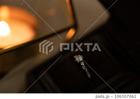 婚約指輪とキャンドル　engagement ring 106307862
