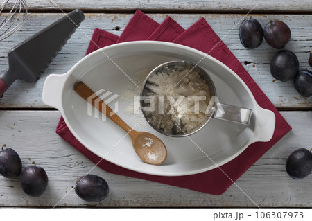 concept of home baking 106307973