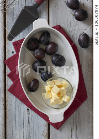 concept of home baking 106307974