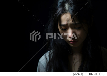 深い悲しみに包まれる女性の表情「AI生成画像」 深い悲しみに包まれる女性の表情「AI生成画像」 106308198
