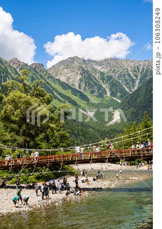 晴天の上高地で河童橋付近を散策して 106308249