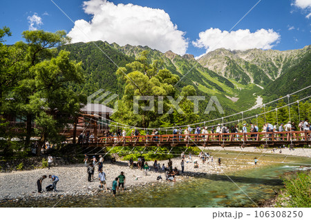 晴天の上高地で河童橋付近を散策して 晴天の上高地で河童橋付近を散策して 106308250