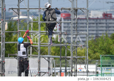 工事現場　新築戸建て住宅の仮設足場組み立て作業風景 106308425