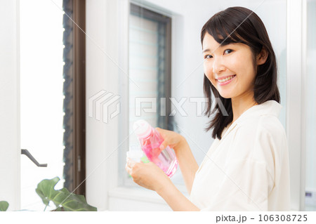 洗濯をする女性 106308725