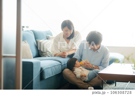 3人家族イメージ 3人家族イメージ 106308728