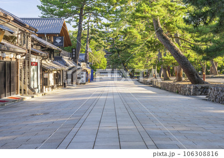 東大寺参道入口「大仏殿」交差点付近　南大門前 106308816