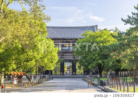 東大寺参道入口「大仏殿」交差点付近　南大門前 106308817