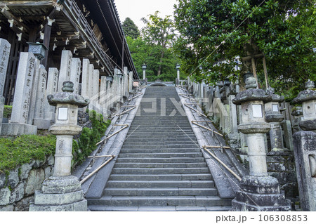 静寂に包まれた朝の東大寺二月堂　石段 106308853