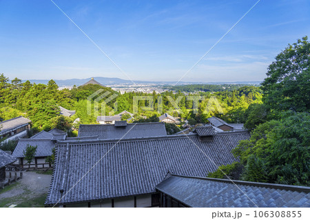 東大寺二月堂から奈良の街並みを望む　朝景 106308855