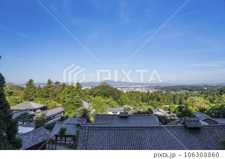 東大寺二月堂から奈良の街並みを望む 朝景 東大寺二月堂から奈良の街並みを望む 朝景 106308860