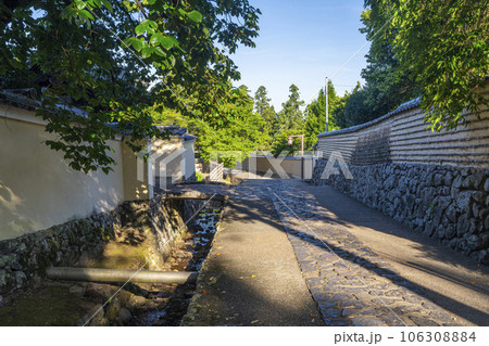 奈良・東大寺二月堂の裏参道　左大仏殿道 106308884