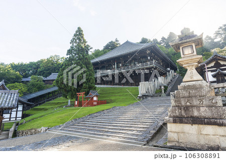 静寂に包まれた朝の東大寺二月堂 106308891