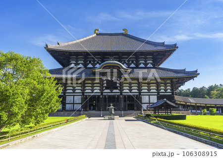 青空に映える東大寺大仏殿（金堂） 106308915