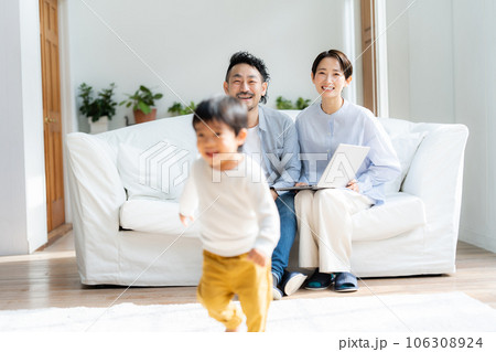 キッチンでおままごとする3歳の男の子 キッチンでおままごとする3歳の男の子 106308924