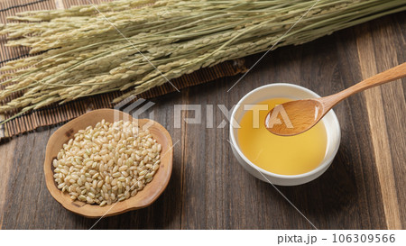 こめ油　イメージ｜米油と玄米と稲穂 106309566