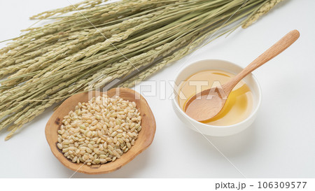 こめ油　イメージ｜米油と玄米と稲穂 106309577