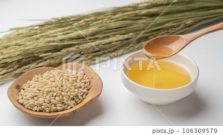 こめ油　イメージ｜米油と玄米と稲穂 106309579