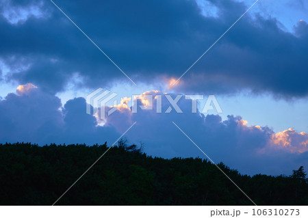 山の上で見た夕焼け空 106310273