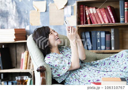 若い女性 スマートフォン 検索 笑顔 イメージ 若い女性 スマートフォン 検索 笑顔 イメージ 106310767