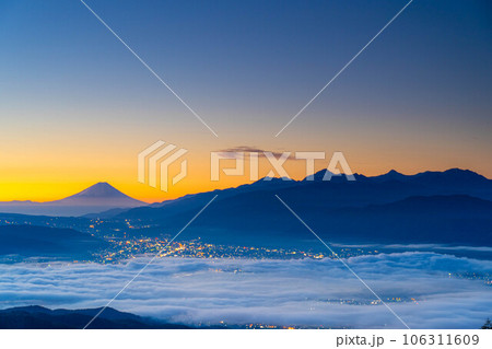 【富士山素材】秋の高ボッチ高原から見る夜明けの富士山と諏訪湖の雲海【長野県】 106311609