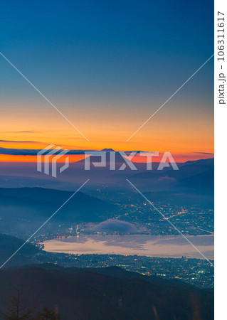 【富士山素材】秋の高ボッチ高原から見る夜明けの富士山と諏訪湖の雲海【長野県】 【富士山素材】秋の高ボッチ高原から見る夜明けの富士山と諏訪湖の雲海【長野県】 106311617