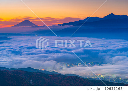 【富士山素材】秋の高ボッチ高原から見る夜明けの富士山と諏訪湖の雲海【長野県】 106311624