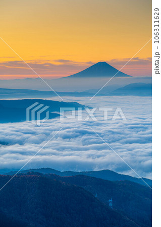 【富士山素材】秋の高ボッチ高原から見る夜明けの富士山と諏訪湖の雲海【長野県】 【富士山素材】秋の高ボッチ高原から見る夜明けの富士山と諏訪湖の雲海【長野県】 106311629