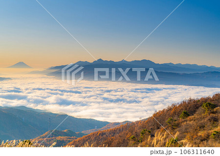 【富士山素材】秋の高ボッチ高原から見る夜明けの富士山と諏訪湖の雲海【長野県】 106311640