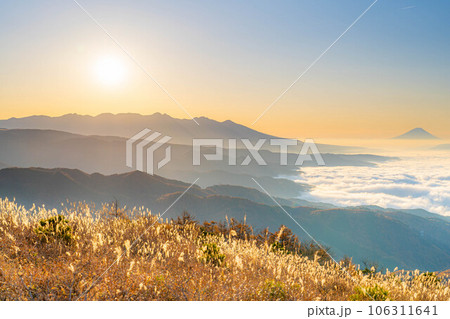 【富士山素材】秋の高ボッチ高原から見る夜明けの富士山と諏訪湖の雲海【長野県】 106311641
