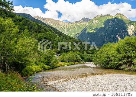 上高地散策路にて、梓川上流側と雄大な穂高連峰を望む 上高地散策路にて、梓川上流側と雄大な穂高連峰を望む 106311708