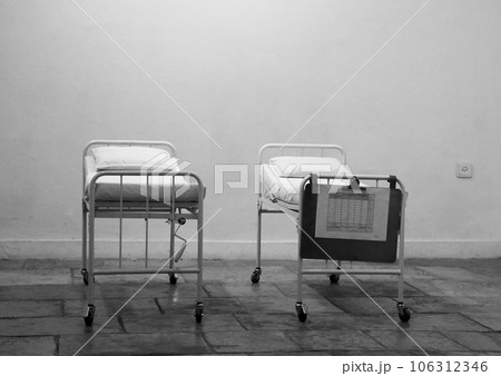 Empty hospital beds standing in abandoned room for patients 106312346