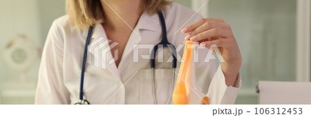 The orthopedist shows the model knee and tendon The orthopedist shows the model knee and tendon 106312453