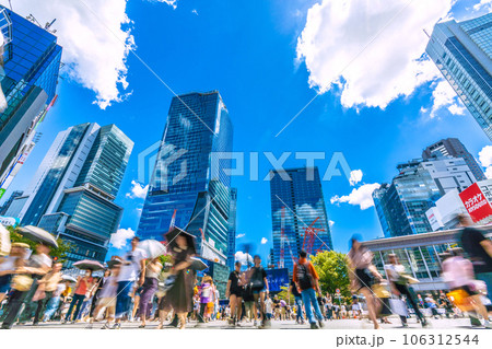 日本の東京都市景観 夏空に映える渋谷6棟、新時代へ…脱マスク完了…賑わう渋谷＝8月25日 106312544
