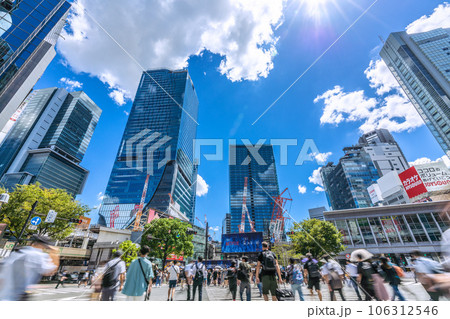 日本の東京都市景観 夏空に映える渋谷6棟、新時代へ…脱マスク完了…賑わう渋谷=8月25日 日本の東京都市景観 夏空に映える渋谷6棟、新時代へ…脱マスク完了…賑わう渋谷=8月25日 106312546