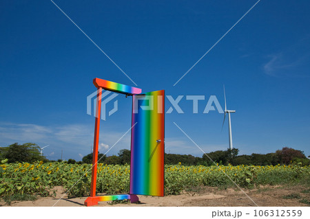 風車のある風景ーひまわり 106312559