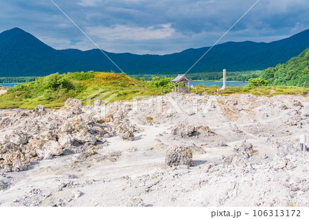 (青森県)荒涼とした恐山菩提寺の遊歩道 夏 (青森県)荒涼とした恐山菩提寺の遊歩道 夏 106313172