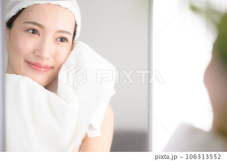 洗顔やお風呂上がりの女性のイメージ 微笑む	 106313552