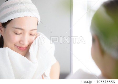 洗顔やお風呂上がりの女性のイメージ	 106313553