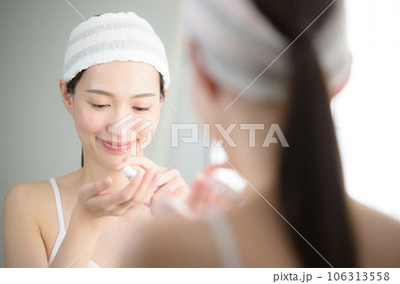 洗顔やお風呂上がりの女性のイメージ 化粧水を塗る	 106313558