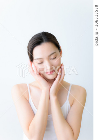 エステや美容などのイメージで使いやすい素肌感のある美しい女性 目を閉じる 縦	 エステや美容などのイメージで使いやすい素肌感のある美しい女性 目を閉じる 縦	 106313559