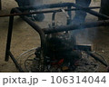 焚き火でやかんを温める 106314044